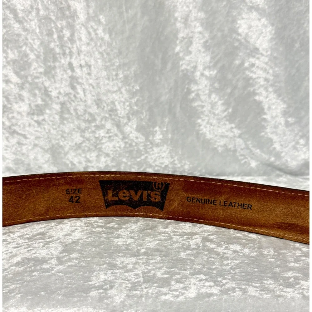Levis Mens Brown Genuine Leather Belt Size 42/105 Silver Buckle Distressed